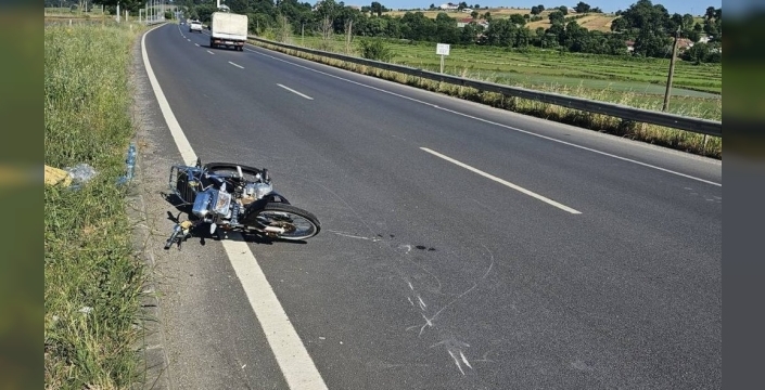 Korkunç kaza: Motosiklet lastiği patladı, 2 kişi yaralandı!