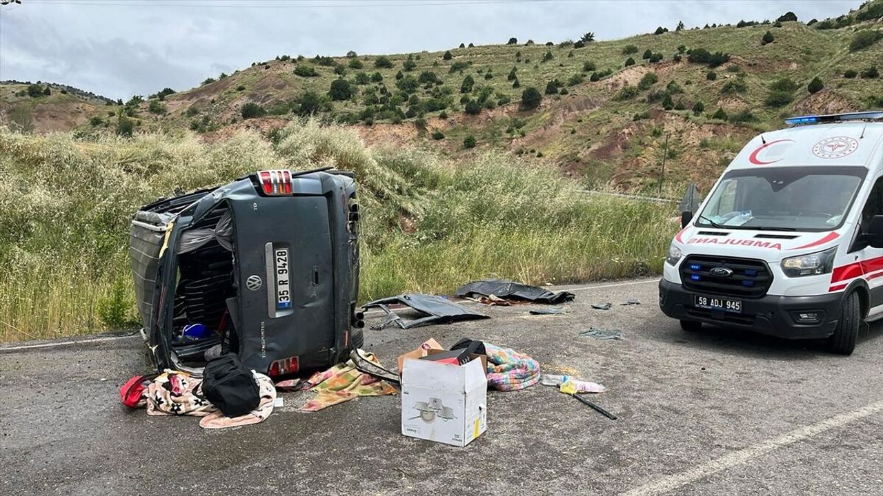 Sivas Koyulhisar’da hafif ticari aracın devrildiği trafik kazasında 1 ölü, 2 yaralı