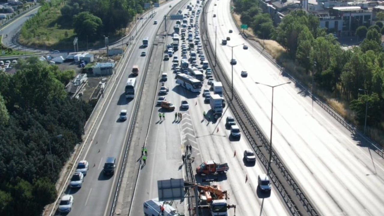 TEM’de dehşet anları: Midibüs bariyerlere çarptı: 12 yaralı