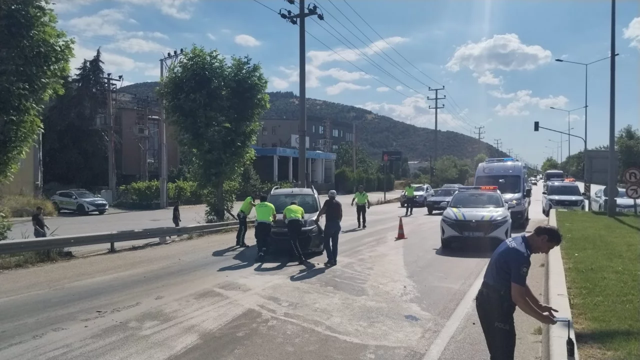 Bursa'da trafik bir anda durdu! Kavşakta 2 kişi yaralandı...