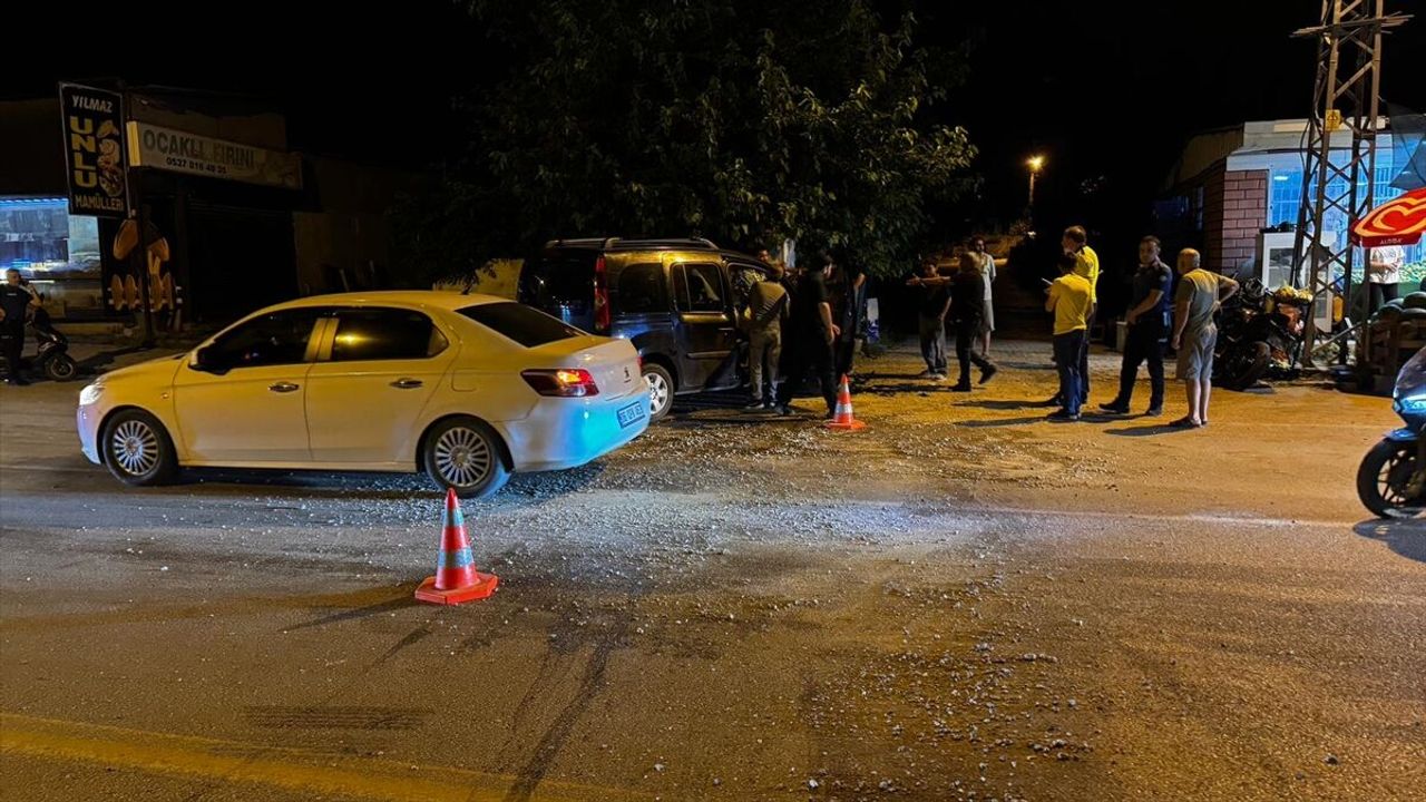 Hatay Dörtyol'da trafik kazası: Hafif ticari araçla motosiklet çarpıştı, 3 yaralı