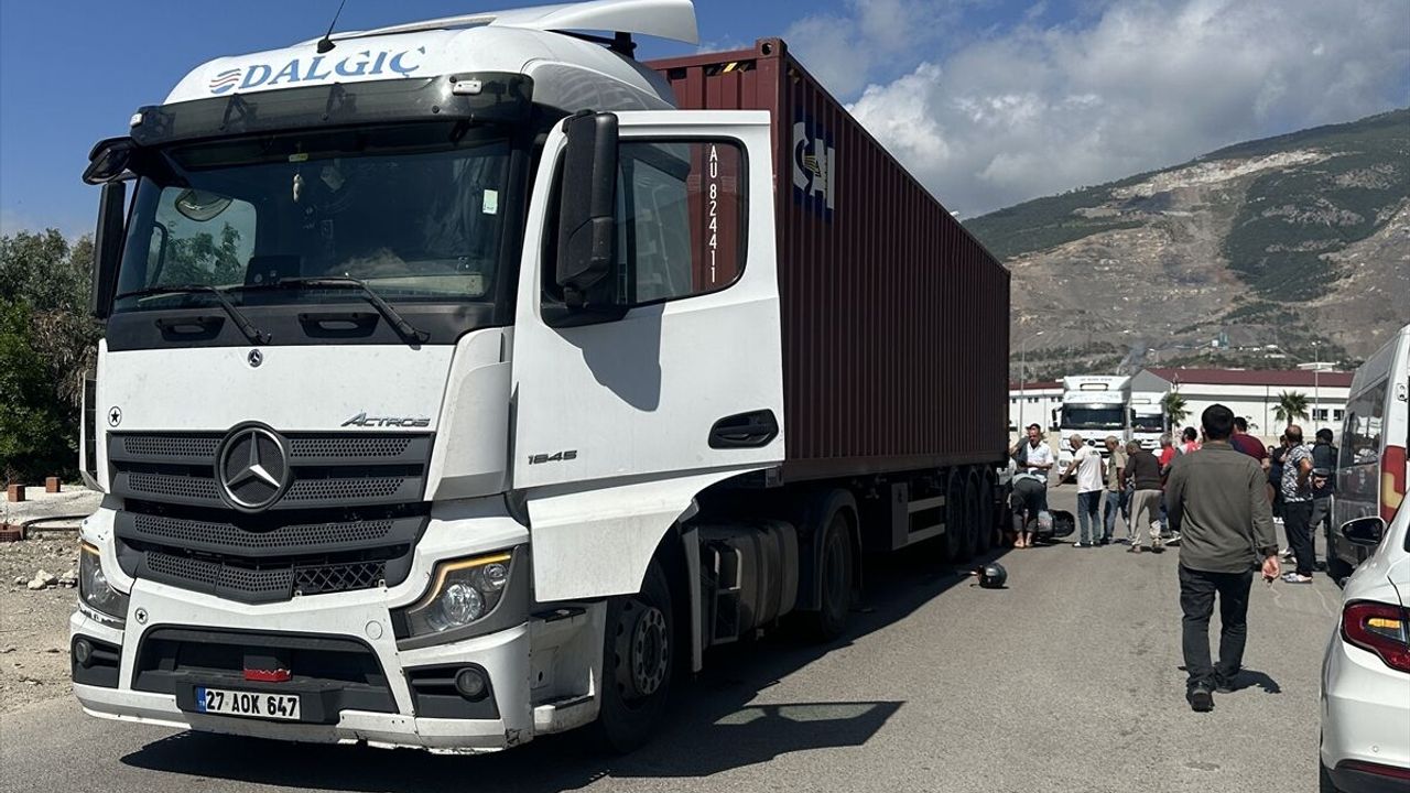 İskenderun trafik kazası: Tırın çarptığı motosiklette anne ve 2 çocuğu yaralandı