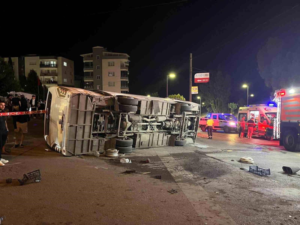 İzmir'de Trafik Kazası: 4 Yaralı