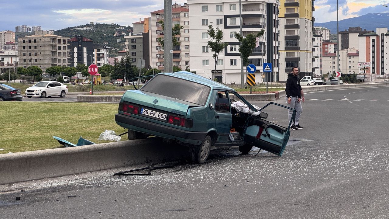 Kayseri trafik kazası: Melikgazi’de refüje çarpan otomobilde 4 kişi yaralandı