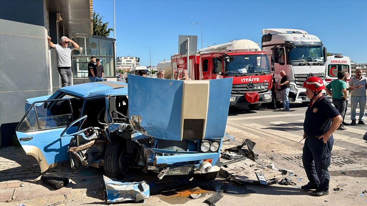 Kocaeli Darıca’da otomobil ile cipin çarpıştığı trafik kazasında 1'i ağır 3 yaralı