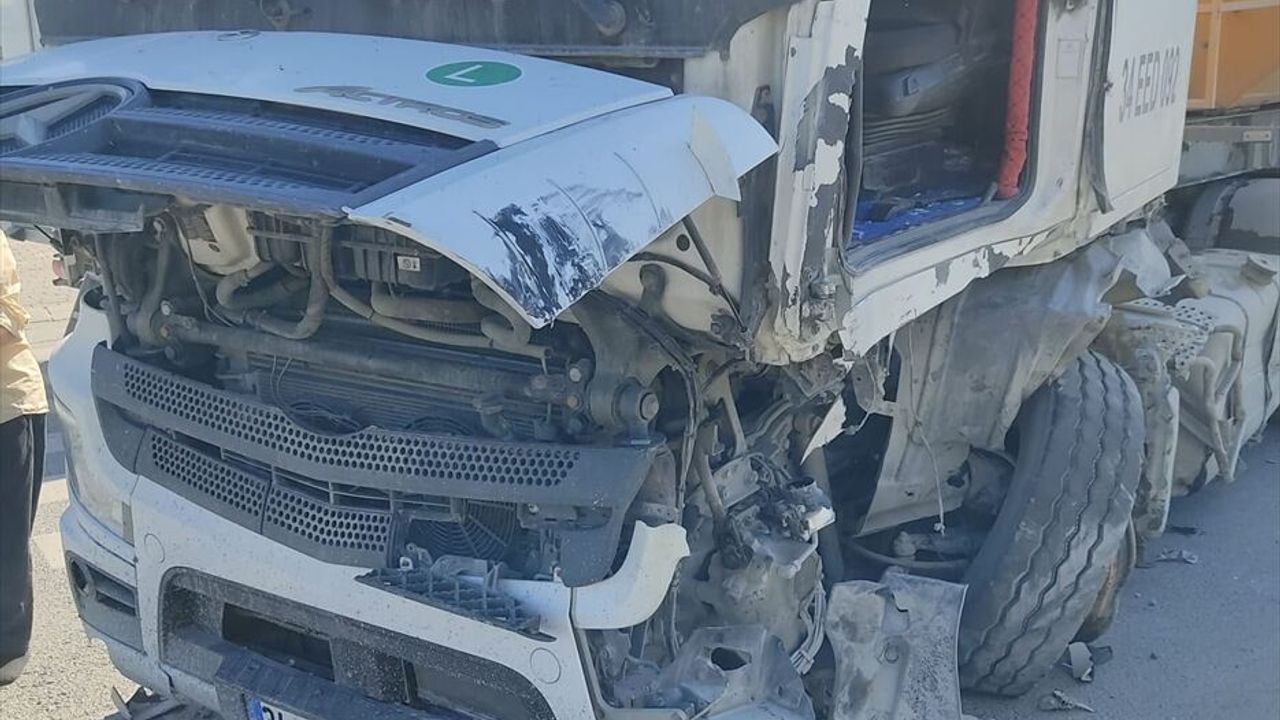 Küçükçekmece'de hafriyat kamyonuyla hafif ticari aracın çarpıştığı trafik kazasında 1'i ağır 2 yaralı