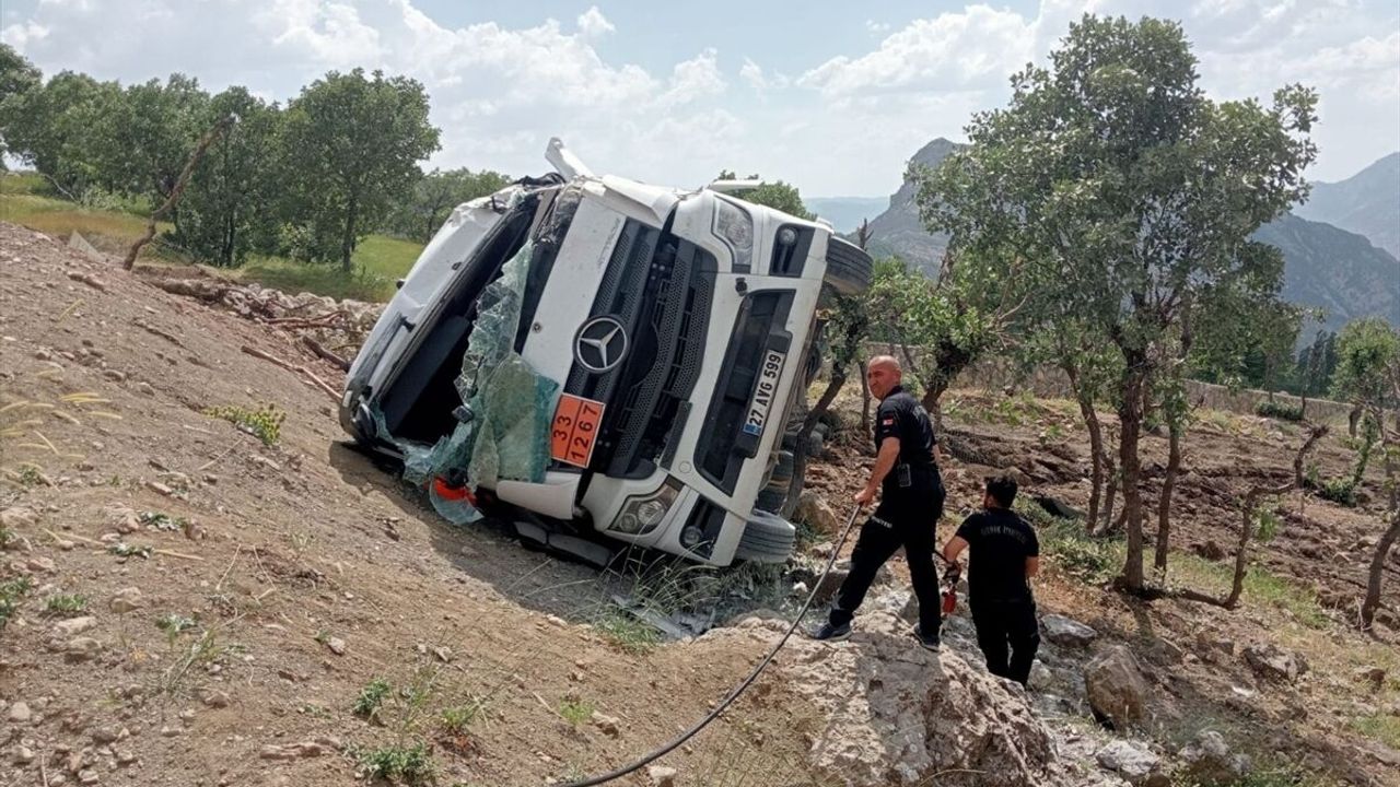 Şırnak trafik kazasında su tankeri şarampole devrildi: Sürücü ağır yaralandı