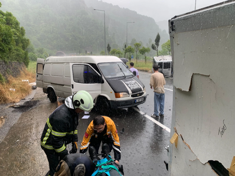 Ünye’de zincirleme trafik kazası; 2’si çocuk 7 yaralı