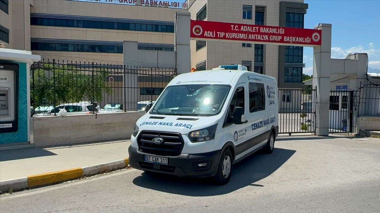Antalya Muratpaşa trafik kazası: Üst geçitte bariyere çarpan genç sürücü öldü