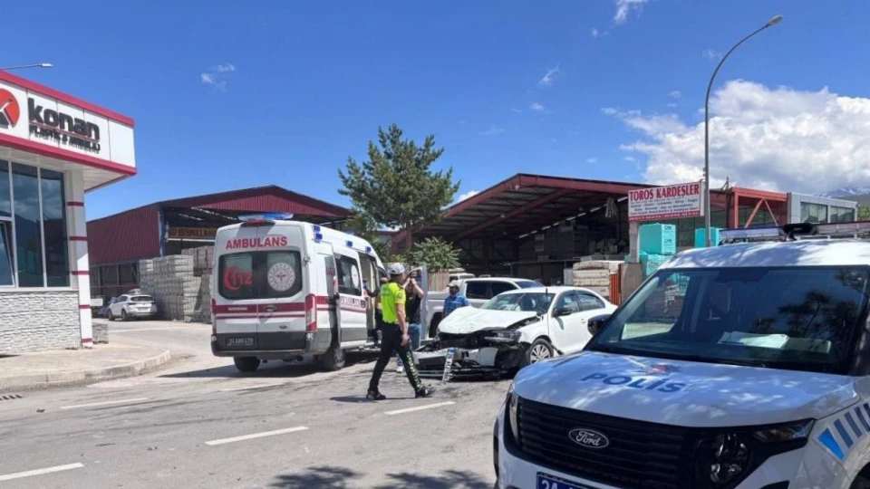 Erzincan'da zincirleme kaza: Otomobil ve kamyonet çarpıştı