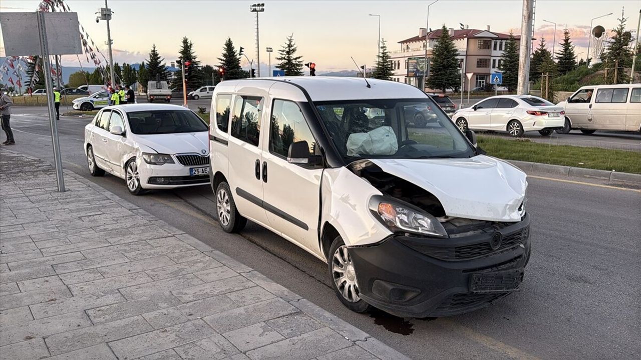 Erzurum Farabi Bulvarı Kavşağı’nda trafik kazası: 3 kişi yaralandı