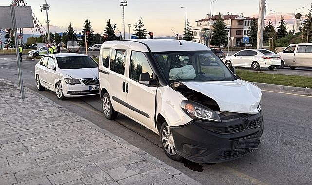 Erzurum'da trafik kazası! 2 araç birbirine girdi