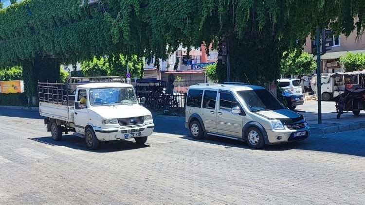 Feci kaza… Art arda kamyonet ile minibüsün çarptığı çocuk, hayatını kaybetti