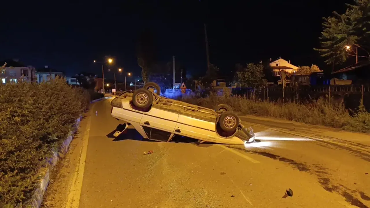İnegöl'de Korkutan Kaza: Takla Atan Araçtan Sürücüyü Esnaf Kurtardı!