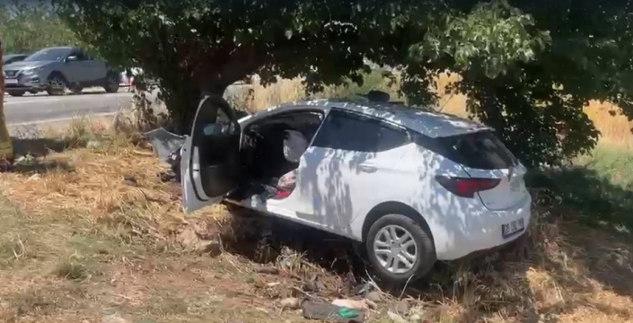 İzmir'de trafik kazası: Sollama yaparken ağaca çarptı, 4 kişi ağır yaralı