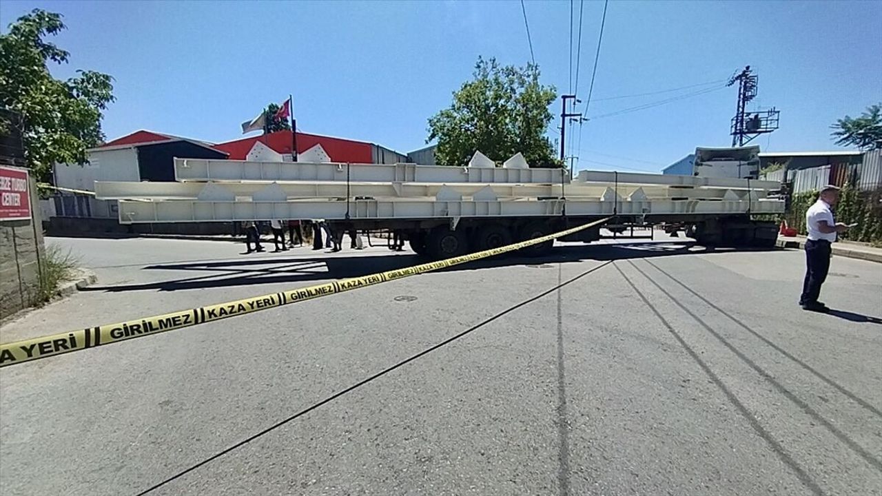 Kocaeli Gebze'deki trafik kazasında tır ile duvar arasına sıkışan 16 yaşındaki genç hayatını kaybetti