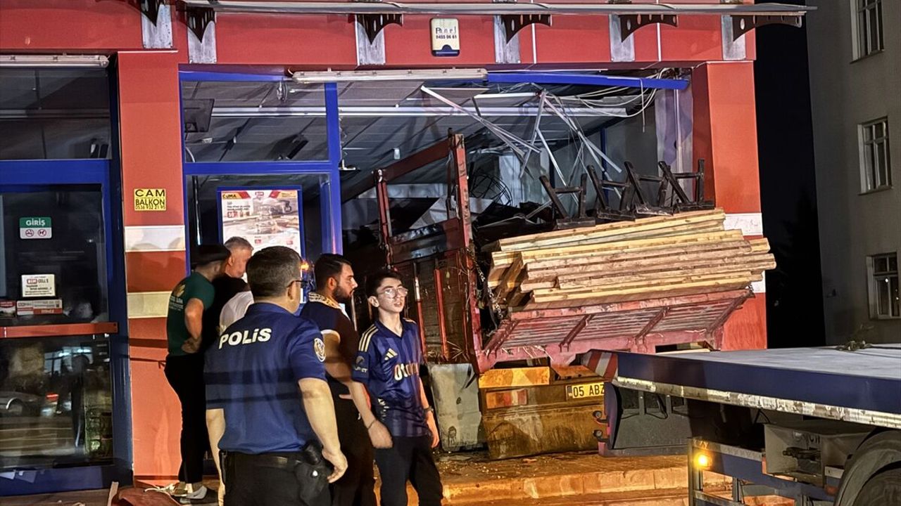 Konya’da kamyon market camekanına girdi: Selçuklu trafik kazasında sürücü ağır yaralandı