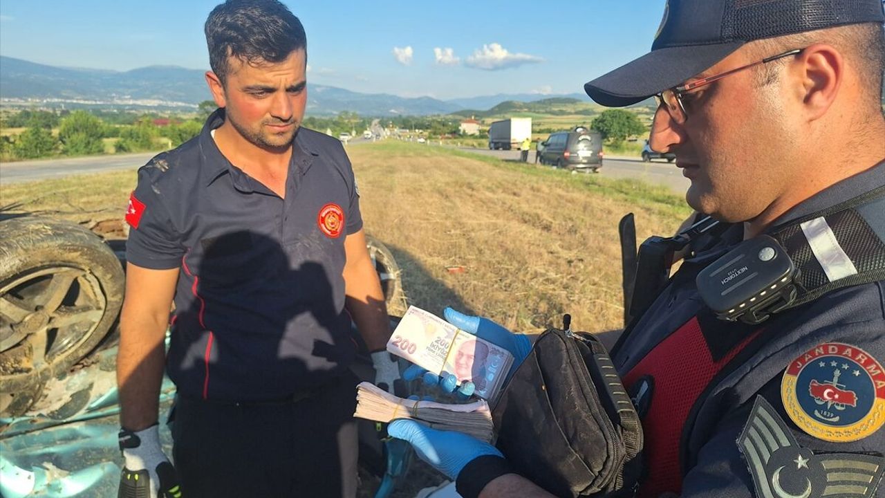 Tokat Niksar’da trafik kazası: Hafif ticari araç ile minibüs çarpıştı, 4 yaralı