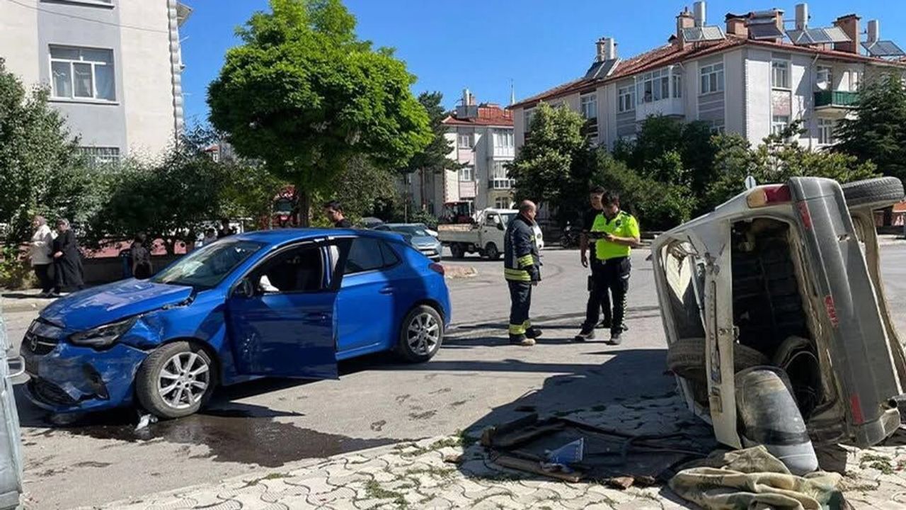 Konya’da feci kavşak kazası: 3 kişi hastanelik oldu