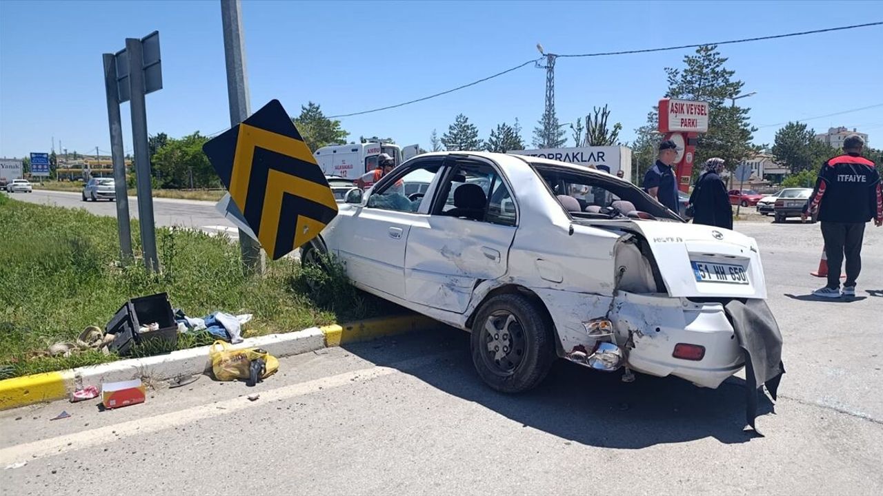 Sivas Şarkışla’daki trafik kazasında iki otomobil çarpıştı: 2 yaralı