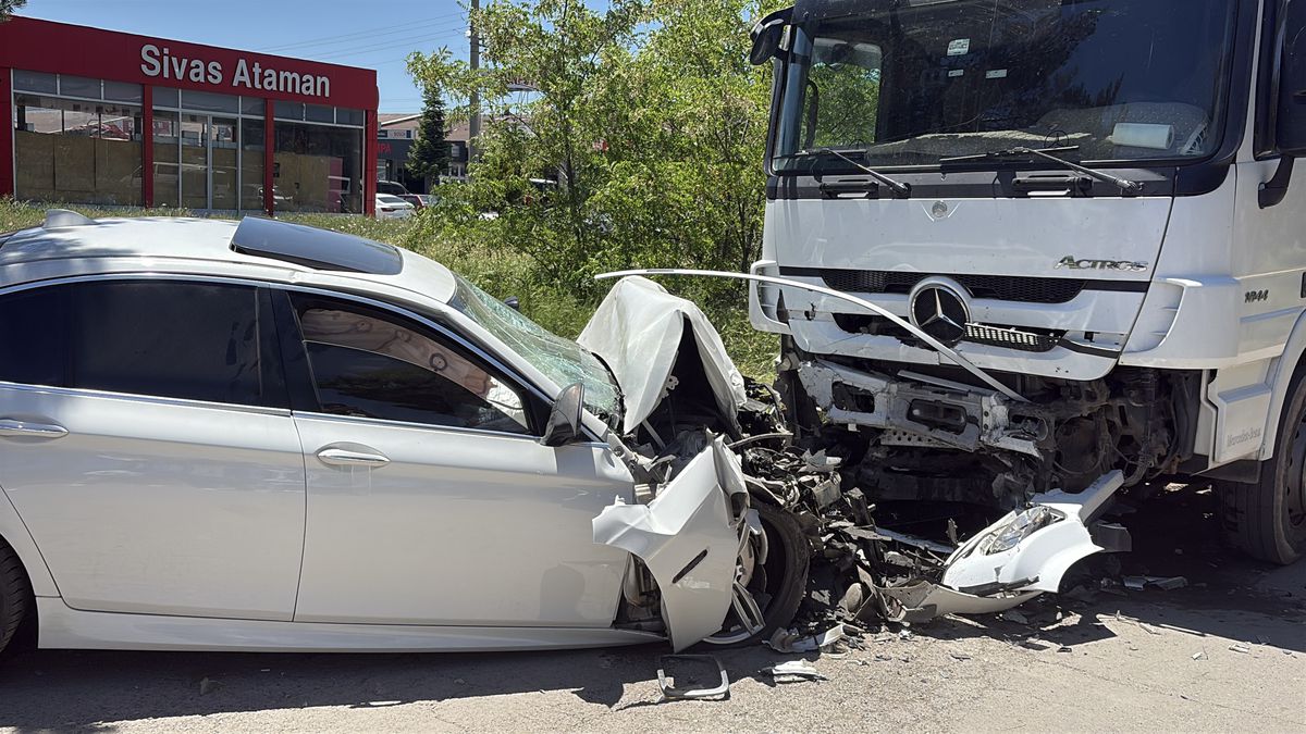 Sivas'ta Trafik Kazası: Emre Kar Hayatını Kaybetti