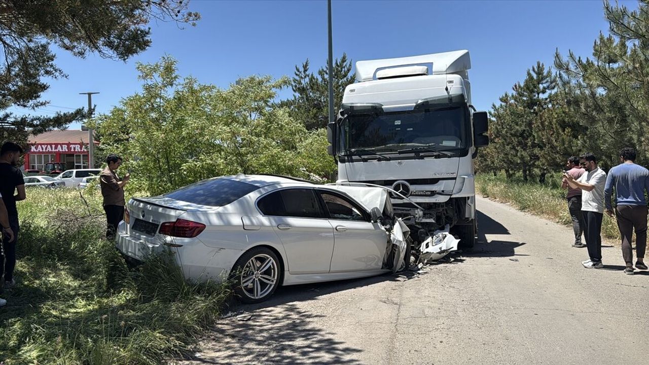 Sivas’ta trafik kazası: Tır sürücüsü ağır yaralandı