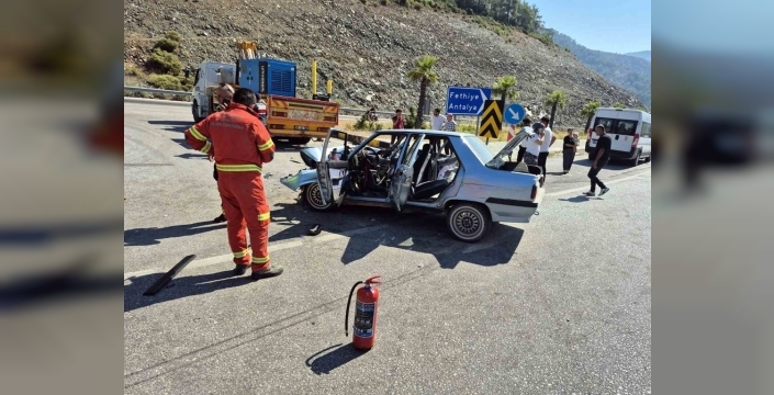 Göcek Tüneli çıkışında trafik kazası: Bir sürücü sıkıştı