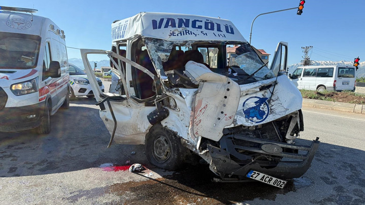 Hakkari'de feci kaza! Yolcu minibüsü ile kamyon çarpıştı: 2 can kaybı, 3 yaralı