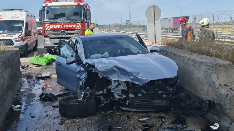 İstanbul'da gişelerde kaza: Araç hurdaya döndü