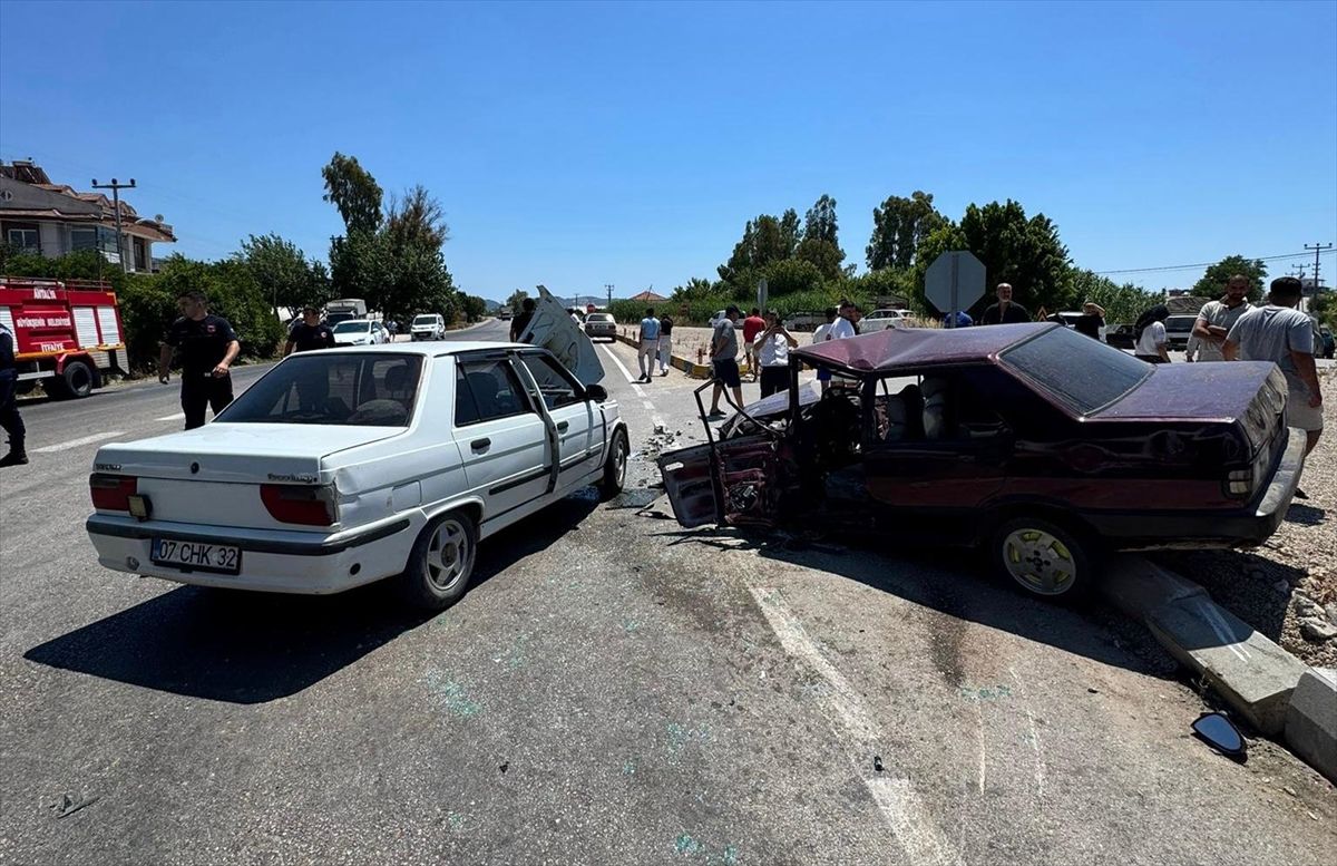 Kaş'ta Trafik Kazası: 3 Yaralı