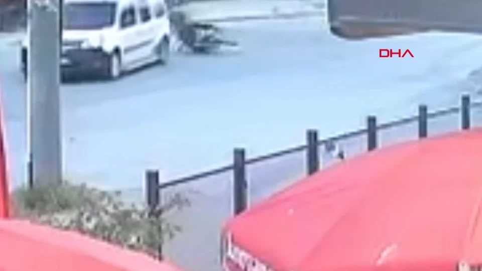 Kaza anı güvenlik kamerasında: İnegöl'de trafik kazası