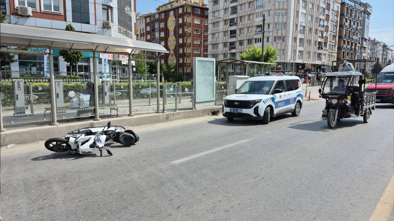 Kırmızıda geçen motosiklet 80 yaşındaki yayayı devirdi