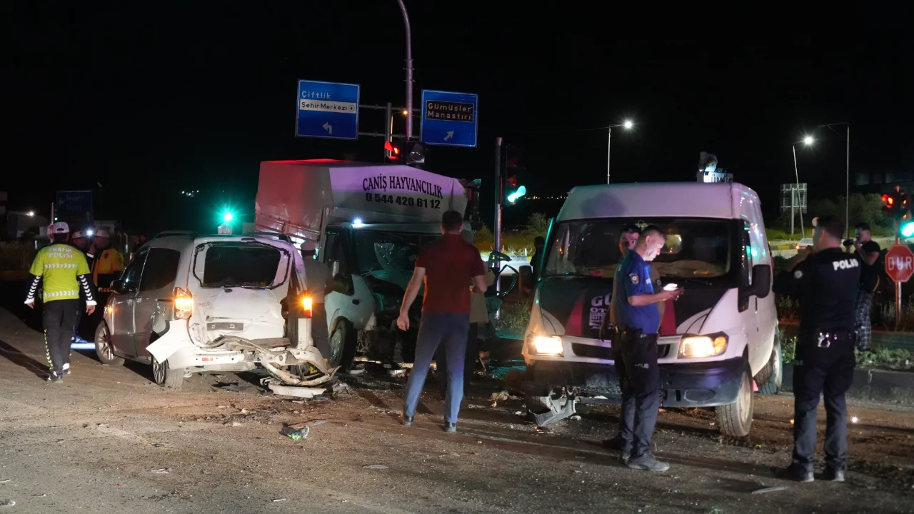 Niğde'de zincirleme kaza! Çok sayıda yaralı var...