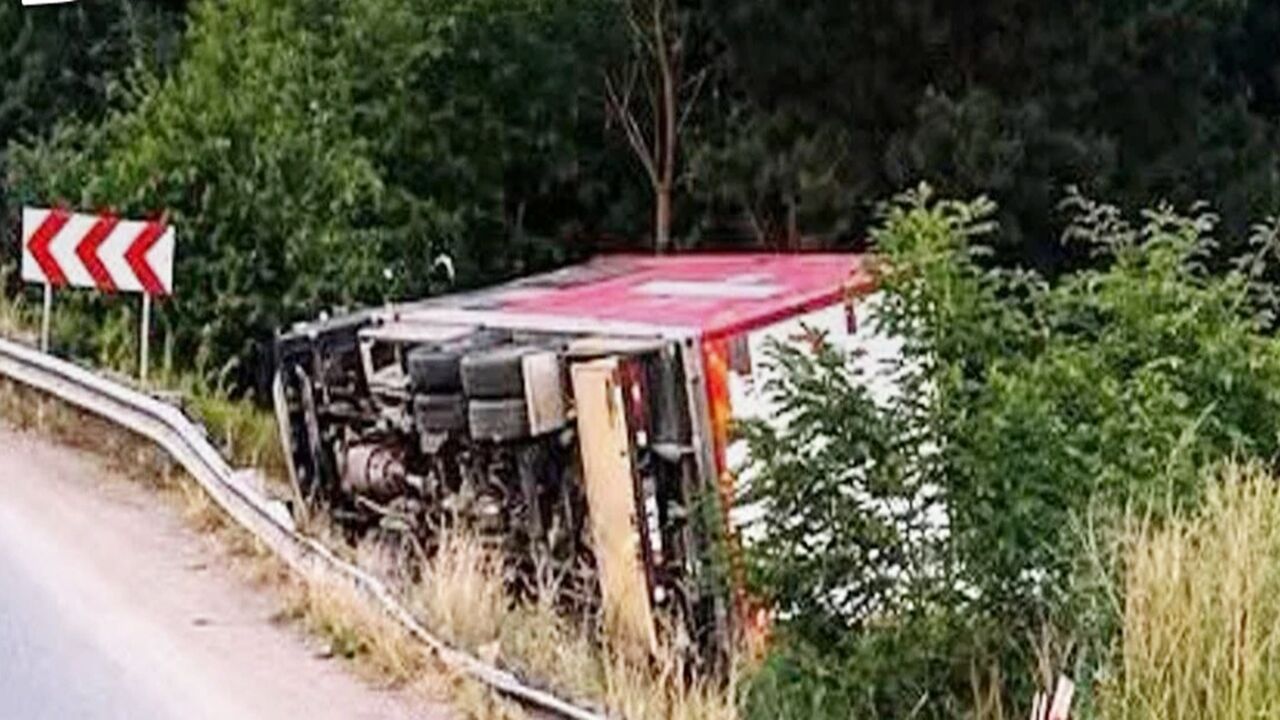 Tır kazası: Kontrolden çıkıp devrildi