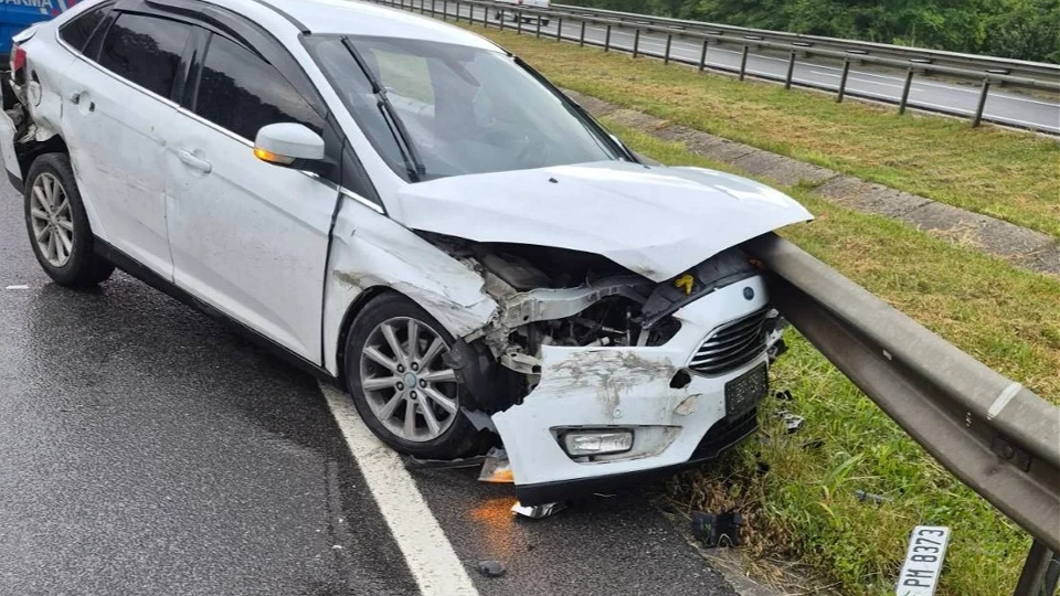 Bursa'da korkutan kaza! Bariyere çarpan otomobildeki 4 kişi yaralandı