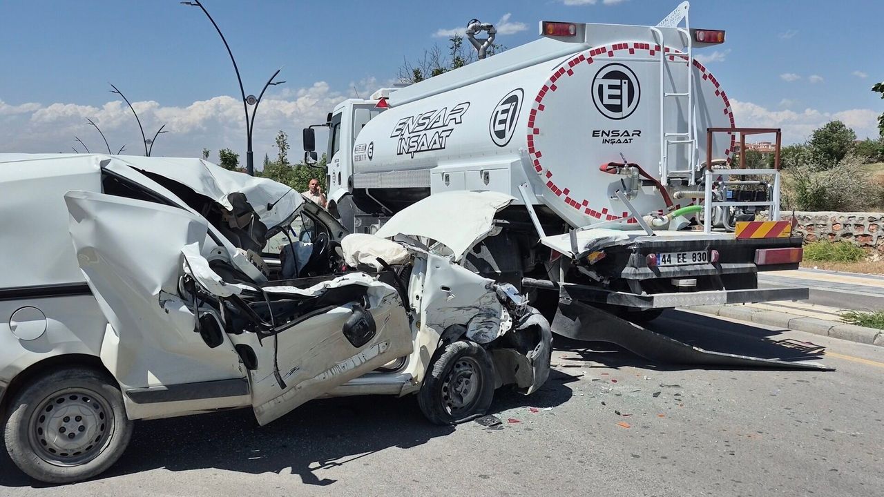 Malatya'da Feci Kaza! Hafif Ticari Araç Tankere Saplandı, Sürücü Ağır Yaralandı