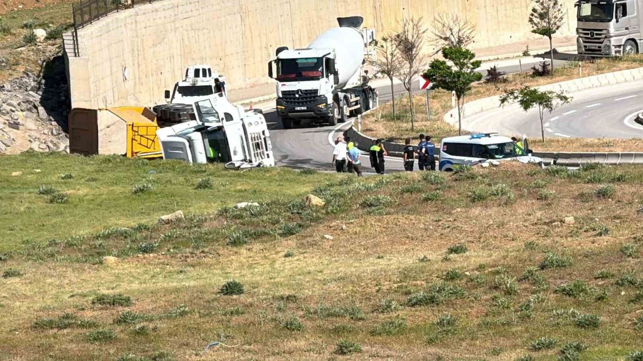 Yüksekova'da hafriyat yüklü kamyon devrildi