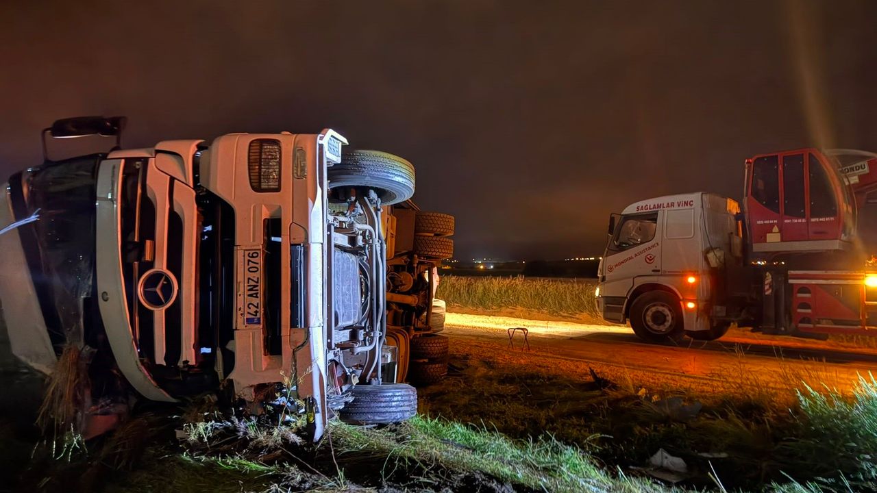 Afyonkarahisar'da Korkunç Trafik Kazası: Kontrolden Çıkan Tır Devrildi! Arkadan Gelen Otomobil Dorsenin Altına Girdi...