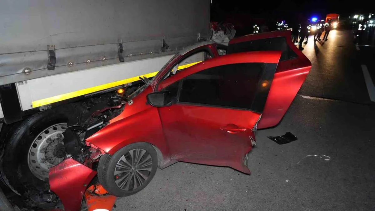 Edirne'de Yakıtı Bitmiş Tıra Arkadan Çarpan Otomobilin Sürücüsü Hayatını Kaybetti.