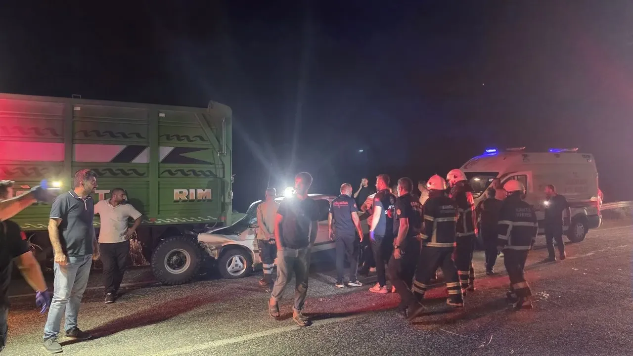 Feci Kaza: Traktör ile Otomobil Çarpıştı, 1 Ölü, 1 Ağır Yaralı