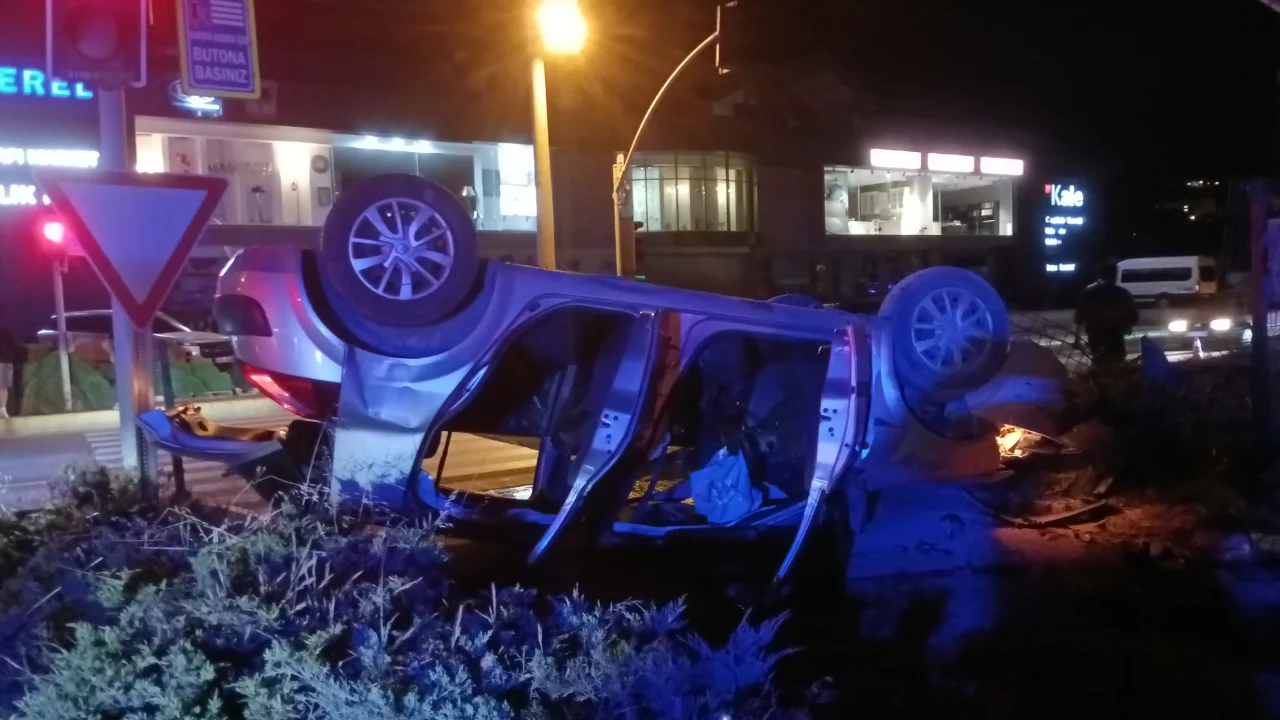 Motosikletle çarpışan araç takla attı! Ağır yaralı var...