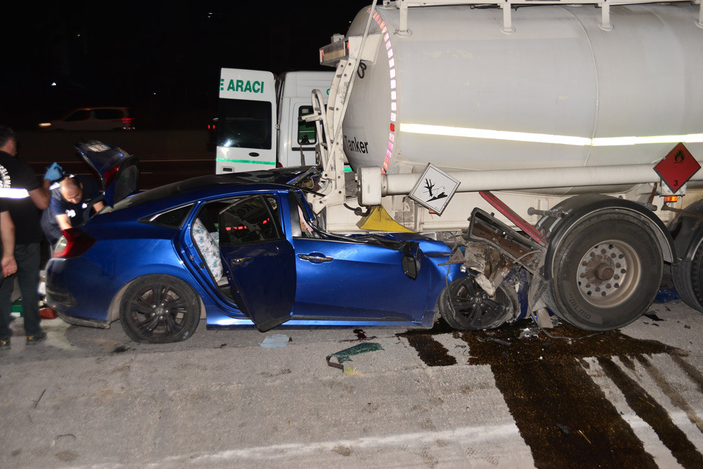 Adana'da tankerle çarpışan otomobildeki baba öldü, 2 çocuğu yaralandı