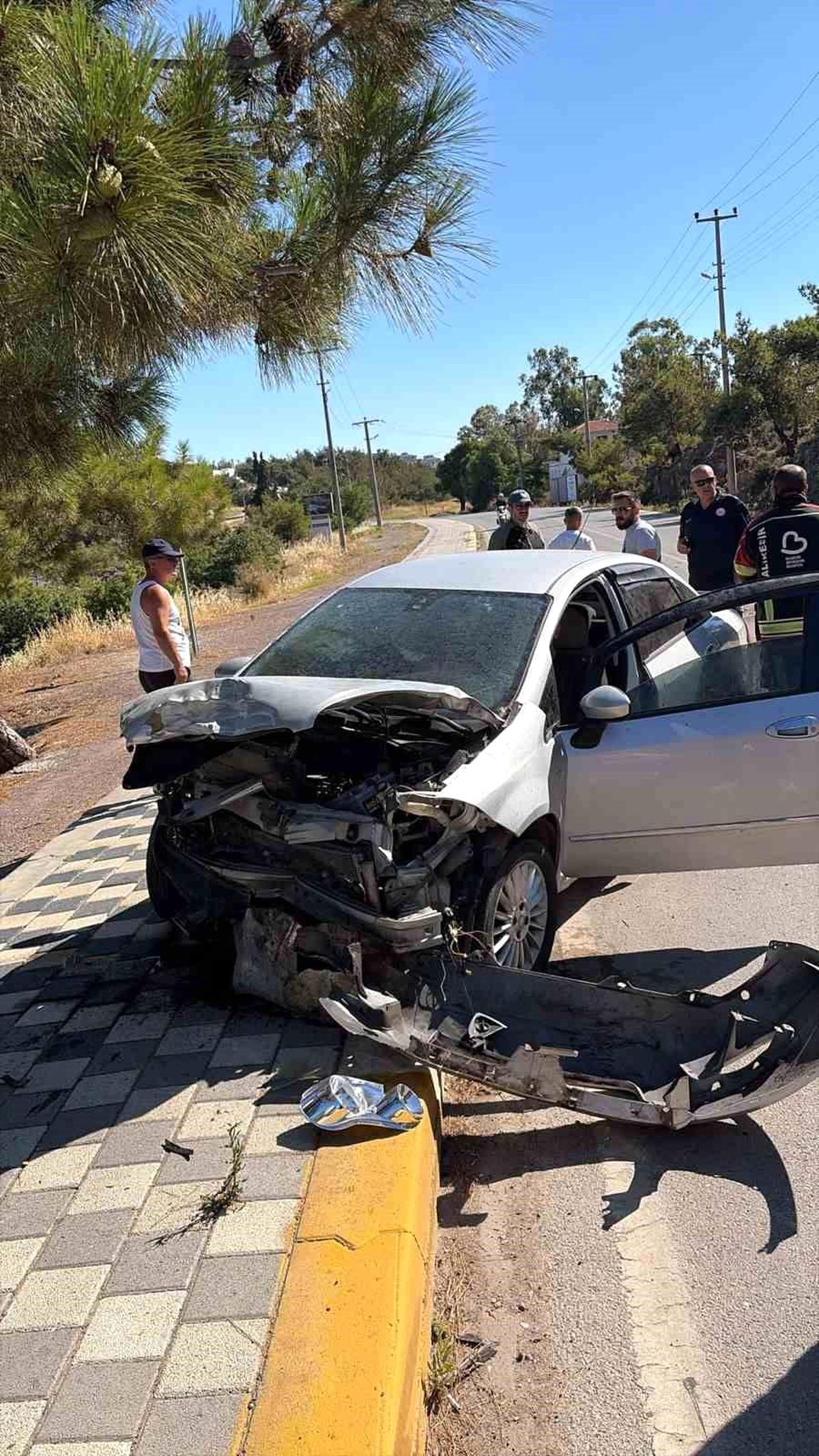 Ayvalık'ta trafik kazası: Araçta sıkışan sürücü kurtarıldı