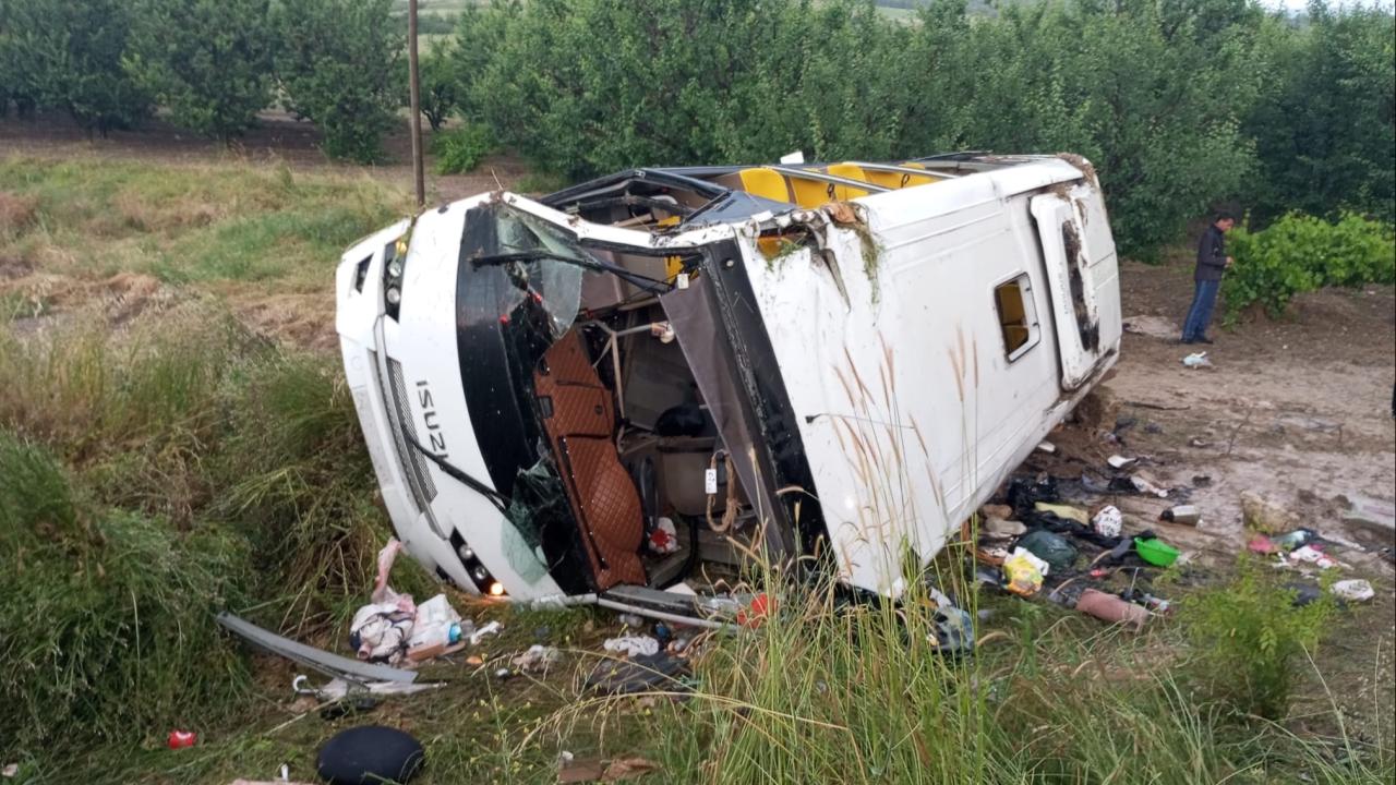 Isparta'da tur otobüsü devrildi: Ölü ve yaralılar var