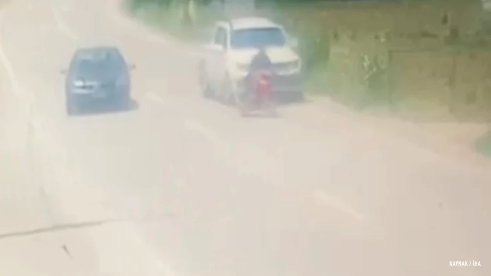 Kaza anı güvenlik kamerasında: Motosiklet sürücüsü metrelerce sürüklendi