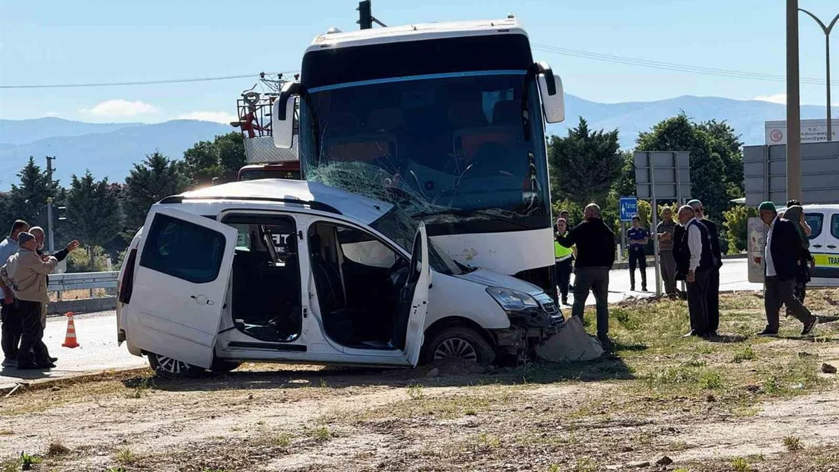 Isparta Şarkikaraağaç’ta meydana gelen trafik kazasında hafif ticari aracın sürücüsü hayatını kaybetti.