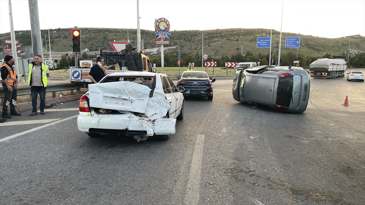 Kayseri’de 4 aracın karıştığı zincirleme trafik kazasında 4 kişi yaralandı