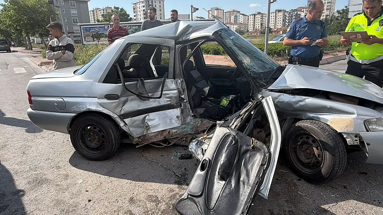 Kayseri'de zincirleme kaza: Araçtan geriye hurda yığını kaldı