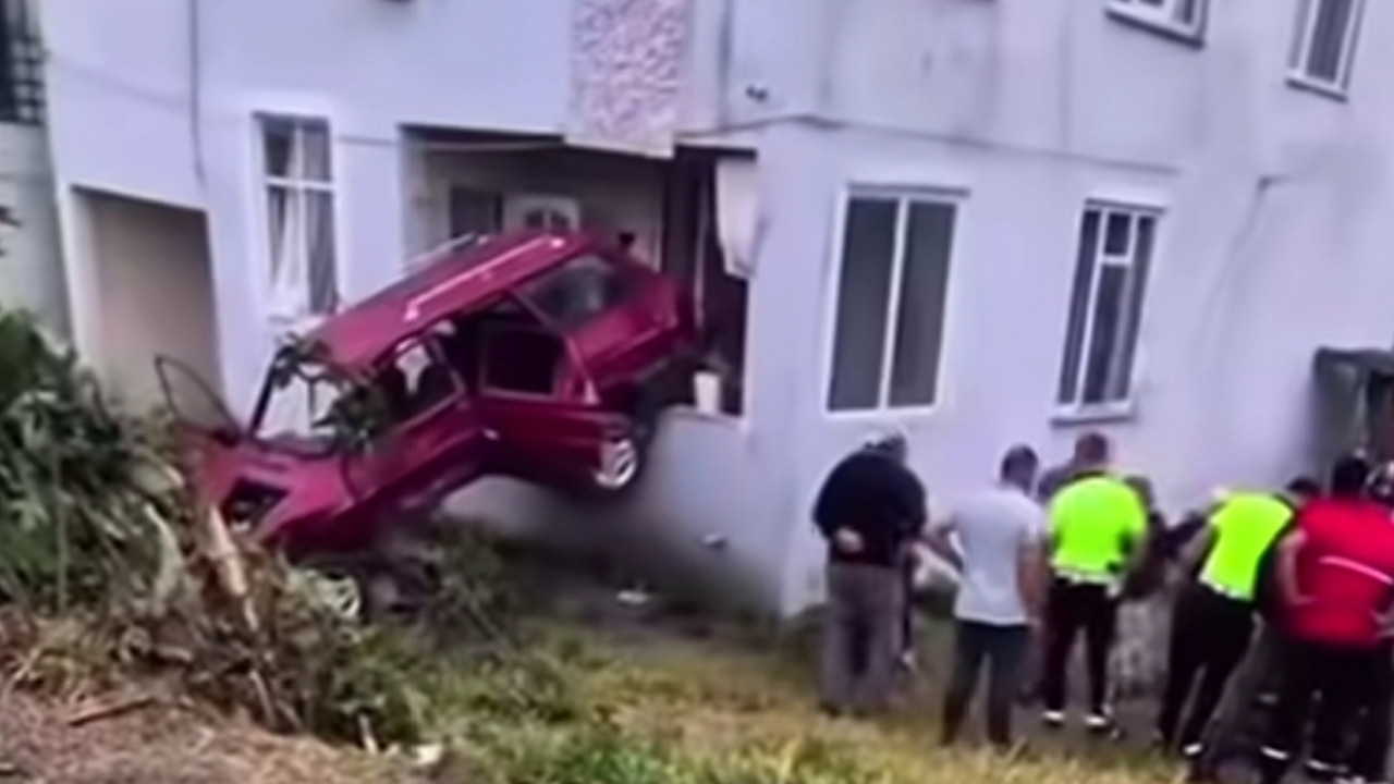 Samsun'da korkunç kaza: Kontrolden çıkan otomobil önce durağa çarptı, ardından eve girdi