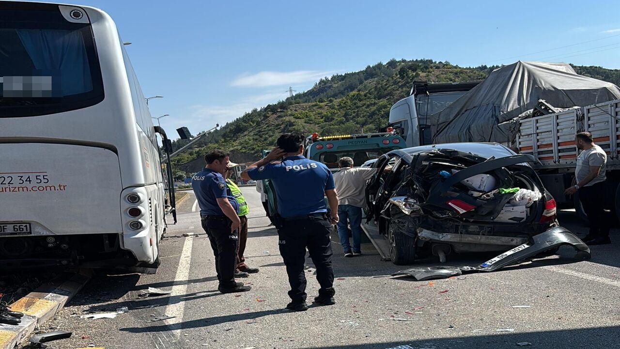 Zincirleme trafik kazası: 4 araç birbirine girdi, yaralılar var
